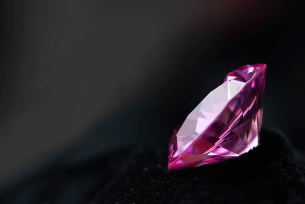 Roze diamant met kopieerruimte. Sieraden concept - Foto, afbeelding