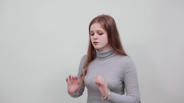 赤い髪のセーターの女性は痛みに屈し首や喉の痛みを抱え - 映像、動画