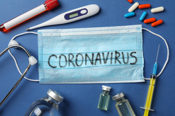 Samenstelling van beschermende middelen tegen het Coronavirus op blauwe bac - Foto, afbeelding