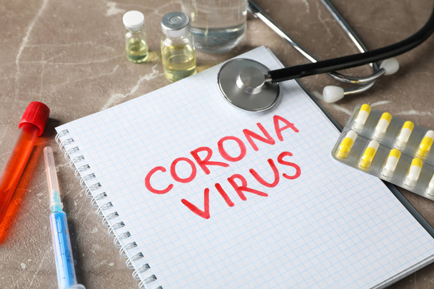 Új misztikus Coronavírus barna háttérrel, felülnézetből. Egészségügycca - Fotó, kép