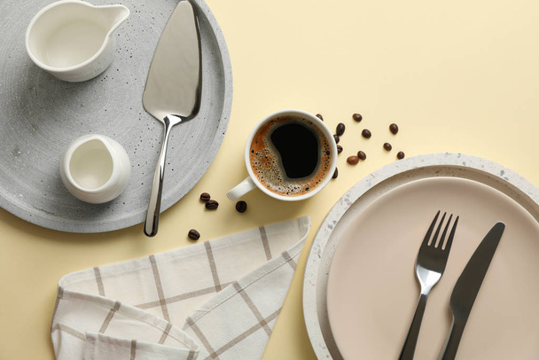 Tischdekoration mit Tasse Kaffee auf beigem Hintergrund, Draufsicht - Foto, Bild