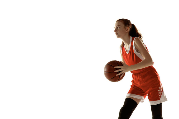 Young caucasian female basketball player against white studio background - Foto, Imagen