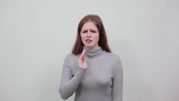Una joven hermosa mujer con el pelo rojo en suéter gris tiene dolor de muelas
 - Imágenes, Vídeo