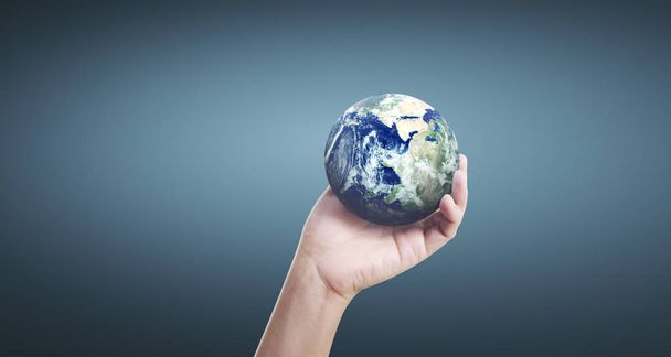 Globo, tierra en mano humana, sosteniendo nuestro planeta brillando
 - Foto, Imagen