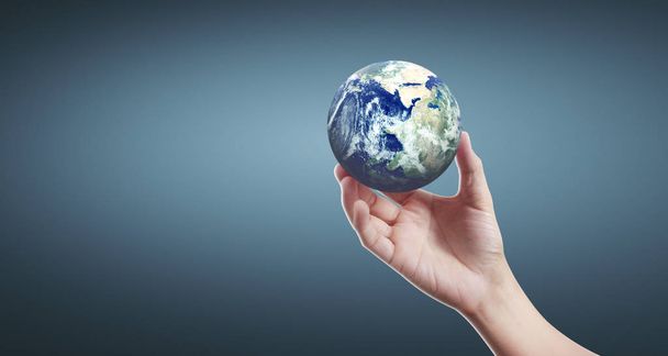 Globe, la terre dans la main humaine, tenant notre planète rayonnante
 - Photo, image