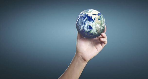 Globo, tierra en mano humana, sosteniendo nuestro planeta brillando
 - Foto, imagen