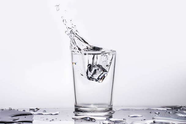 El agua salpica en un vaso. Fondo aislado
 - Foto, imagen