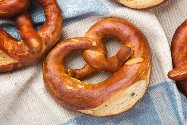 Delicioso pretzel com sal, comida alemã. Brezel, comida tradicional da Baviera. Bávaro autênticos pretzels para Oktoberfest. Alemão Pretzel chamado Brezel pão muito popular na Alemanha
  - Foto, Imagem