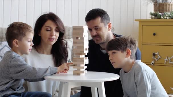 La familia está jugando en la torre de madera en casa
 - Imágenes, Vídeo