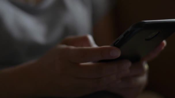 Kadın eli kapalı cep telefonundan mesaj göndererek iletişim kurmak ve sosyal medyada yatak odasında sohbet etmek istiyor.. - Video, Çekim
