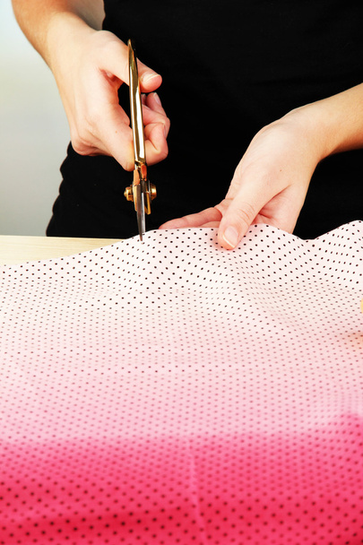 Cutting fabric with tailors scissors - Foto, Bild