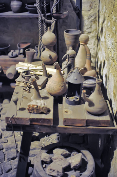 Tienda medieval de Alquimia con frascos y herramientas
 - Foto, imagen