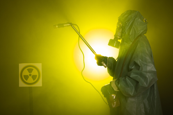 Concepto de radiación y peligro - Hombre con traje de protección de materiales peligrosos
 - Foto, imagen