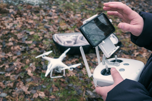 Conduce un dron durante un vuelo
. - Foto, Imagen