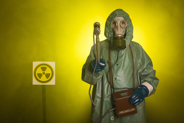 Ακτινοβολία και κίνδυνος - Άνθρωπος με παλιά προστατευτική στολή - Φωτογραφία, εικόνα