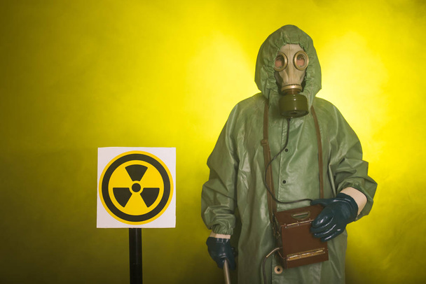 Концепция радиации и опасности - Человек в старом защитном защитном защитном костюме
 - Фото, изображение