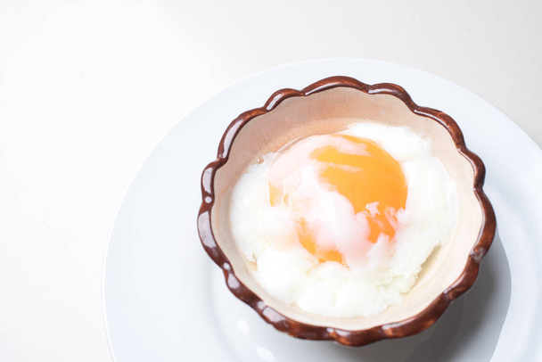 Japonka jajka Onsen, jajka Onsen w gorącej śmietany ceramiczne Cup at Ch - Zdjęcie, obraz