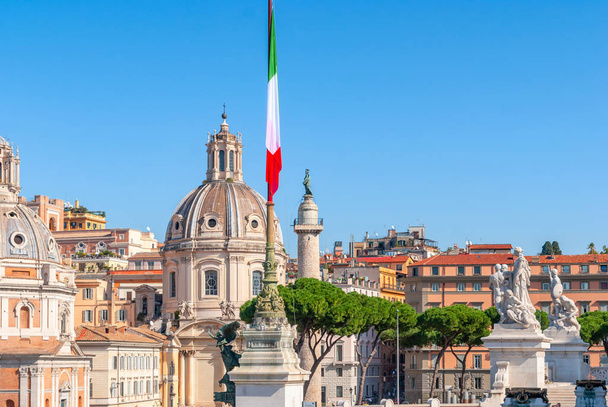 Italian flag in piazza Venezia, the central hub of Rome - 写真・画像