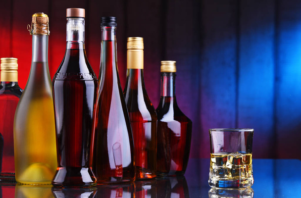 Flaschen verschiedener alkoholischer Getränke. - Foto, Bild