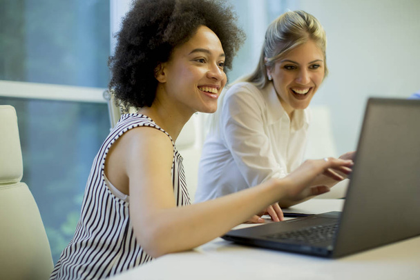 Multiraciale zakenvrouwen op vergadering in modern kantoor brainstormen, werken op laptop - Foto, afbeelding