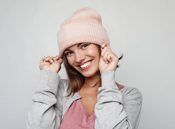 estilo de vida, la emoción y el concepto de la gente - mujer joven y feliz emocional con sombrero rosa - Foto, Imagen