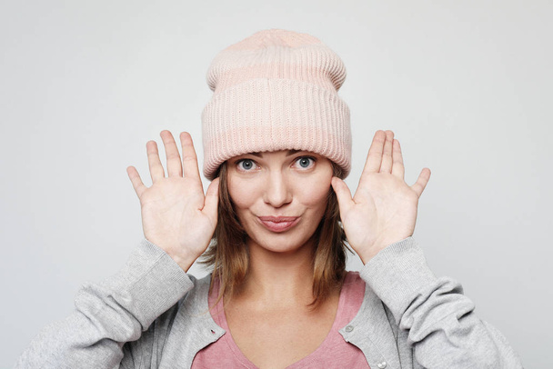 lifestyle, emotion and people concept - happy young emotional woman wearing pink hat - Foto, Imagen