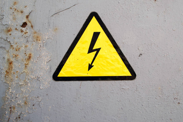 sinal de aviso amarelo em um fundo enferrujado cinza
 - Foto, Imagem