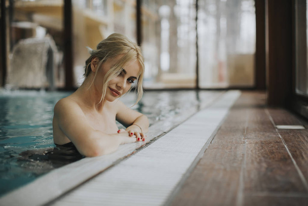 Чувственная молодая женщина отдыхает в спа-бассейне
 - Фото, изображение