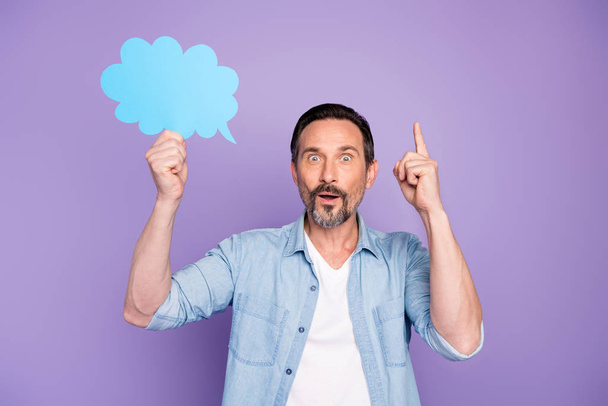Wow it great. Astonished man think thoughts get idea choice decision raise index finger up wear casual style outfit isolated over purple color background - Foto, immagini