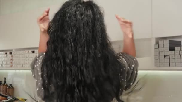Γυναίκα με τίναγμα μαλλιών - Πλάνα, βίντεο