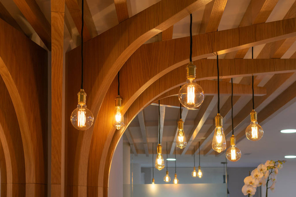 árbol de luces en la estructura de madera
 - Foto, imagen