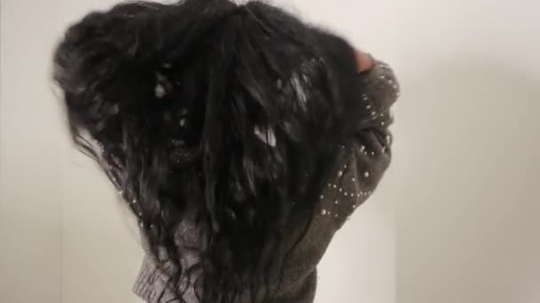 Frau schüttelt die Haare - Filmmaterial, Video