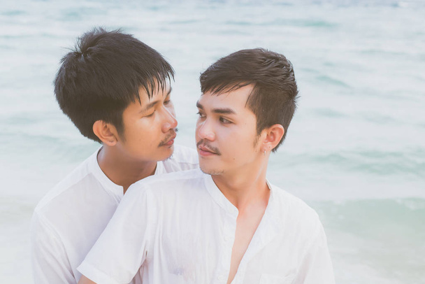 Homosexual retrato joven asiático pareja de pie abrazo y look tog
 - Foto, imagen