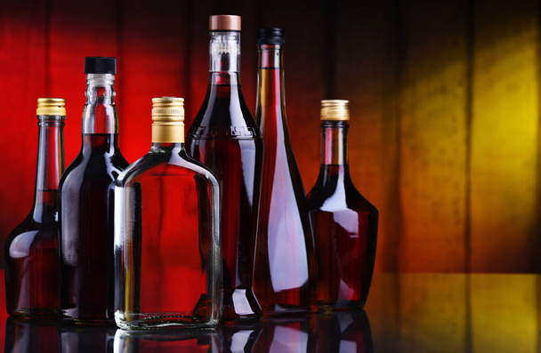 láhve nejrůznějších alkoholických nápojů. - Fotografie, Obrázek