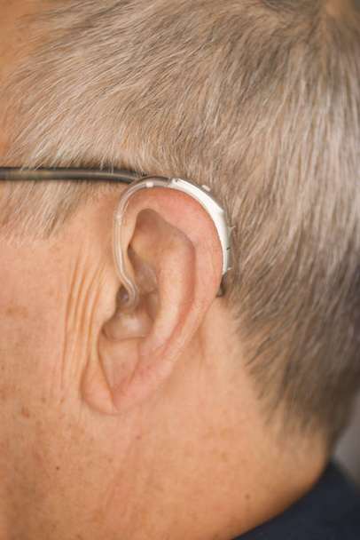 Mann mit Hörgerät - Foto, Bild