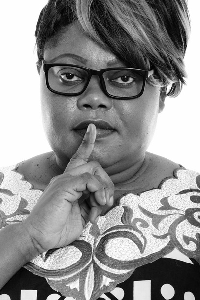 Siyah beyaz arka planda izole edilmiş güzel, kilolu Afrikalı bir kadının stüdyo fotoğrafı. - Fotoğraf, Görsel