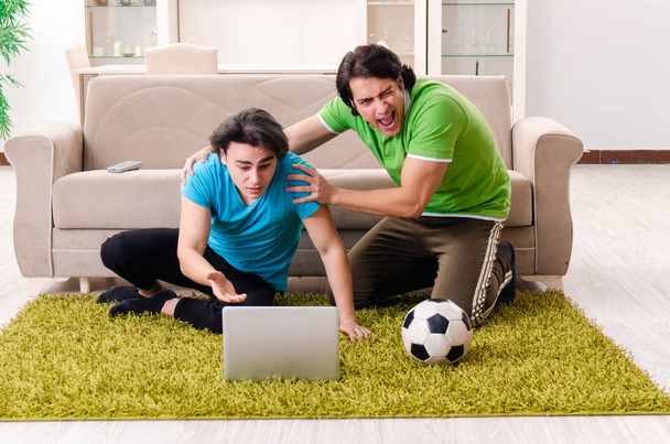 Друзі дивляться футбол вдома
 - Фото, зображення