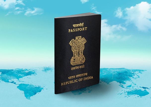 Ινδία Διαβατήριο στον παγκόσμιο χάρτη με σύννεφα στο παρασκήνιο - Φωτογραφία, εικόνα