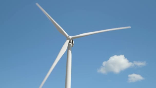Windgenerator auf hellem bewölkten Himmel Hintergrund - Filmmaterial, Video