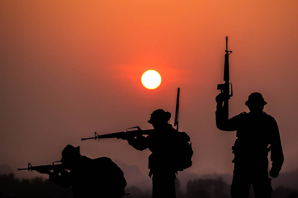 Тень сражения солдат на поле боя патрулей
 - Фото, изображение