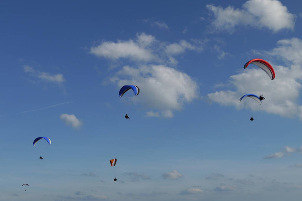 paragliders in the sky - Zdjęcie, obraz