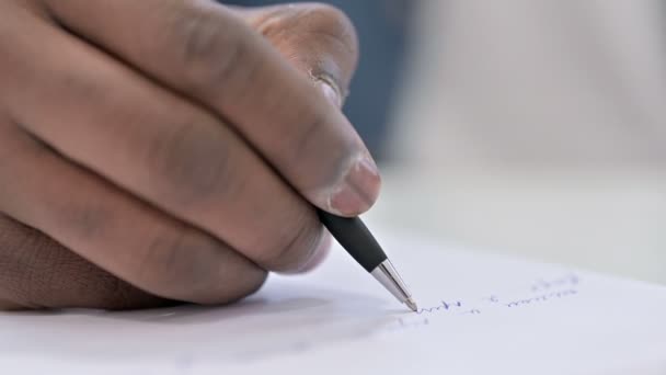 nahaufnahme junger afrikanischer mann handschrift auf papier  - Filmmaterial, Video
