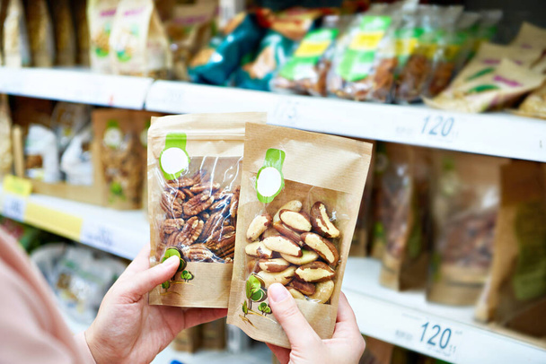 Pecan and Brazil nuts in store - Foto, afbeelding