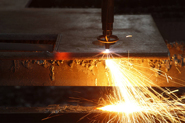 CNC laserové řezání kovu, moderní průmyslová technika. - Fotografie, Obrázek