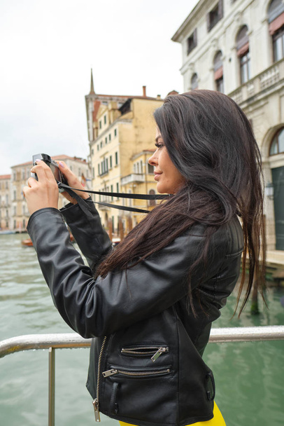 Reizende fotografe in Venetië maakt foto 's buiten glimlach - Foto, afbeelding
