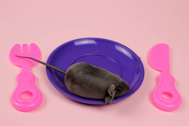 Игрушечная мышка в тарелке. Понятие антигигиены, голода
 - Фото, изображение