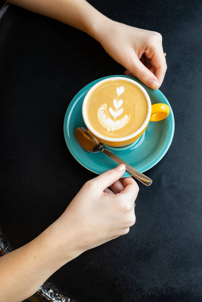 selective focus, beautiful cappuccino mug with a pattern - Foto, Bild