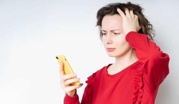 Портрет печальной женщины, держащей смартфон
 - Фото, изображение