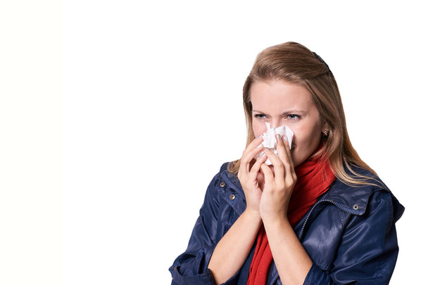 Alergická mladá žena s gaučem. Infekce smutný ženský kapesník - Fotografie, Obrázek