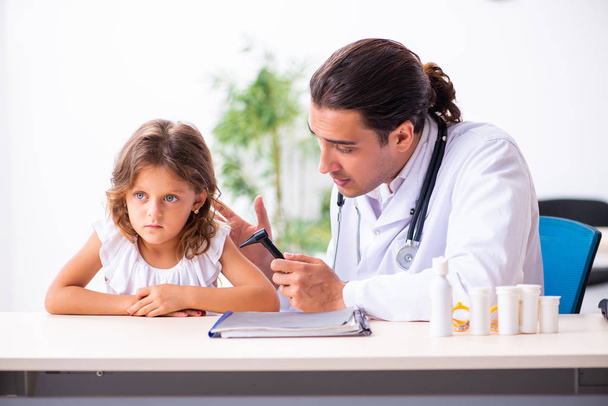 Young doctor pediatrician with small girl - Valokuva, kuva